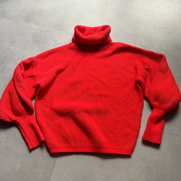 Red puff-sleeved turtleneck - Picture 1 of 3